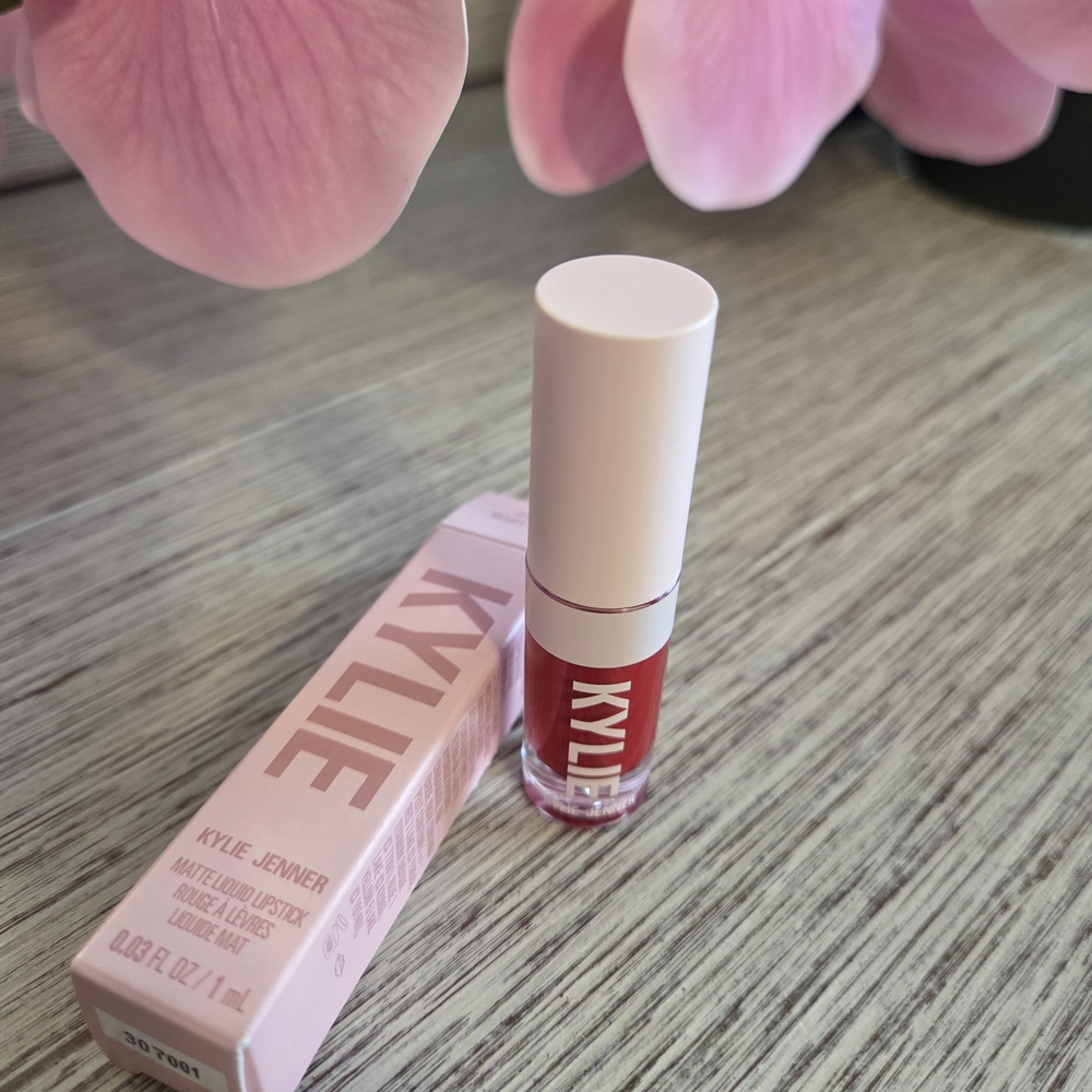 5 For 25 💥Kylie Cosmetics Matte Liquid Lipstick - Vibrant Red